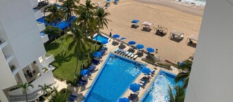 Beautiful apartment on the beach overlooking the beautiful Acapulco Bay.