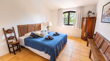 5 bedrooms, desk, iron/ironing board, travel crib