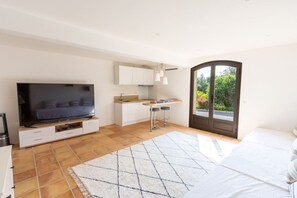 5 bedrooms, desk, iron/ironing board, travel crib