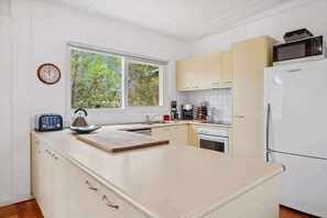 Fridge, oven, stovetop, dishwasher - Mawson Hideaway I Pet Friendly I Walk to Shops (Anglesea)