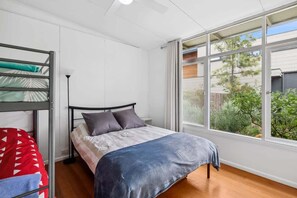 4 bedrooms, WiFi - Mawson Hideaway I Pet Friendly I Walk to Shops (Anglesea)