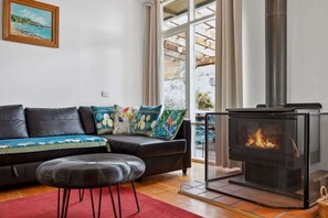 TV, fireplace, DVD player - Mawson Hideaway I Pet Friendly I Walk to Shops (Anglesea)