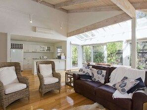 TV, fireplace - Anglesea Central I Walk to river & shops (Anglesea)