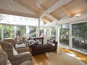 TV, fireplace - Anglesea Central I Walk to river & shops (Anglesea)