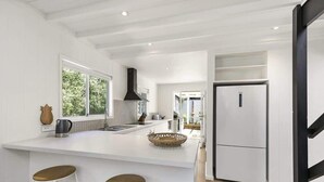 Fridge, microwave, oven, stovetop - Anchor House I Pet Friendly I Walk to beach! (Anglesea)