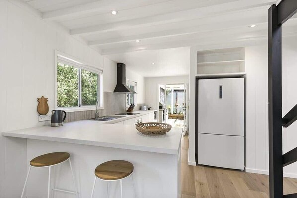 Fridge, microwave, oven, stovetop - Anchor House I Pet Friendly I Walk to beach! (Anglesea)