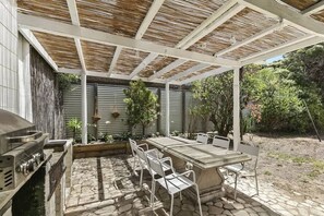Outdoor dining - Anchor House I Pet Friendly I Walk to beach! (Anglesea)