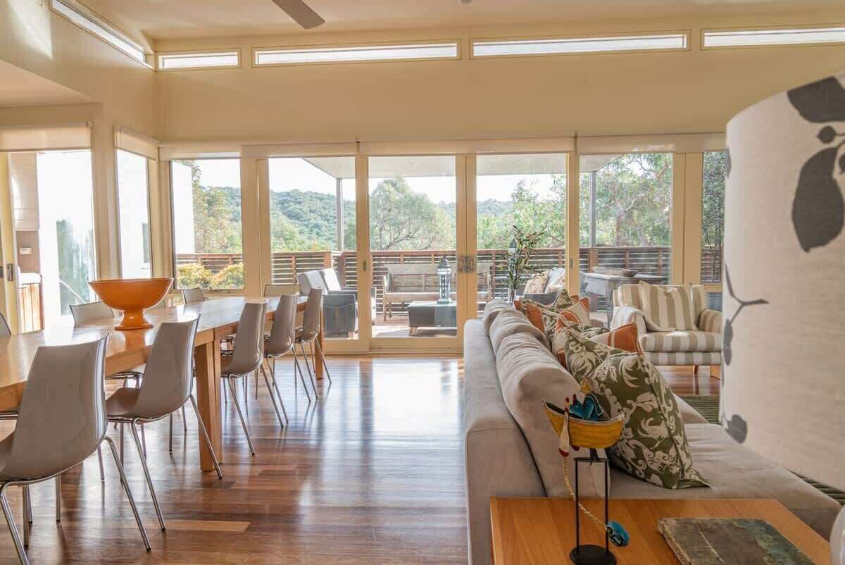 Télévision, cheminée, lecteur de DVD