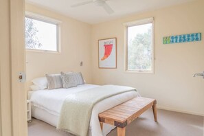 4 bedrooms, iron/ironing board, WiFi - Stay Salty I 15min Walk to Beach and Surf Club (Fairhaven)