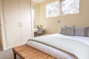 4 bedrooms, iron/ironing board, WiFi