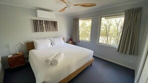 3 bedrooms, iron/ironing board, WiFi, bed sheets - Idyllic Beach & Bush Retreat I Pet Friendly (Anglesea)