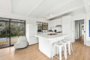 Microwave, dishwasher, coffee/tea maker, cookware/dishes/utensils - Ocean Escape I Pet Friendly (Aireys Inlet)