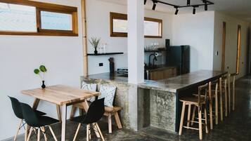 Fridge, oven, stovetop, coffee/tea maker