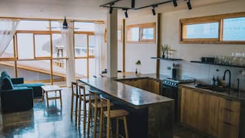 Réfrigérateur, four, plaque de cuisson, cafetiÚre/bouilloire