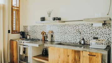 Refrigerador, horno, parrilla de estufa y cafetera y tetera