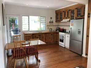 Fridge, microwave, oven, stovetop - River End I Walk to the beach or shops (Aireys Inlet)