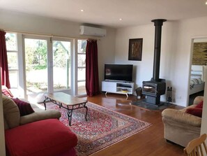 TV, fireplace, DVD player - River End I Walk to the beach or shops (Aireys Inlet)
