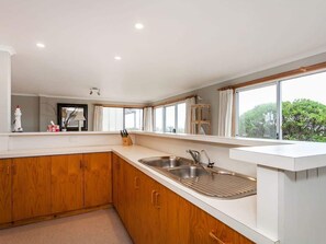 Fridge, microwave, oven, stovetop - Moggs View I Ocean View (Moggs Creek)