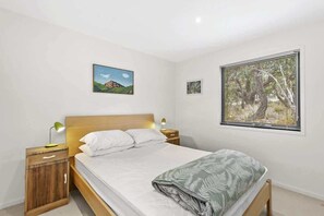 2 bedrooms, iron/ironing board, WiFi