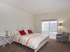 4 bedrooms, iron/ironing board