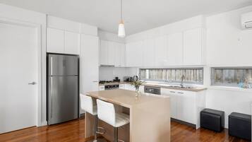 Køleskab, mikrobølgeovn, ovn, kogeplade