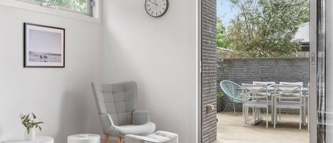 Fernseher, Kamin, DVD-Player