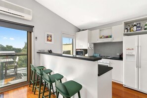 Fridge, microwave, oven, stovetop - Sea-Shell on Taroona | Family Getaway by the Sea (Aireys Inlet)