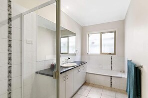 Shower - Sea-Shell on Taroona | Family Getaway by the Sea (Aireys Inlet)