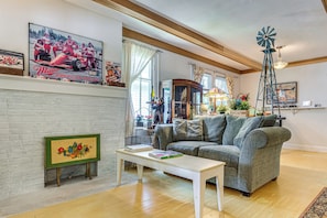 Lobby - 3 Blocks to Indy Motor Speedway: Home w/ Yard! (Indianapolis)