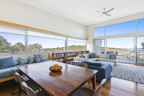 TV, fireplace, DVD player - Timbara Hideaway I Ocean Views I Pet Friendly (Fairhaven)