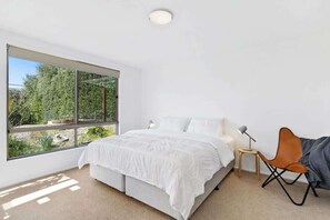 4 bedrooms, iron/ironing board