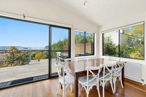 Dining - Wallis by the sea I Pet Friendly (Anglesea)