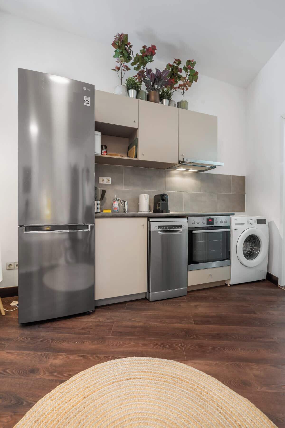 Kylskåp, ugn, spishäll och diskmaskin