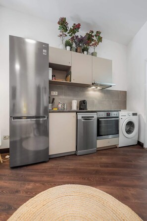 ثلاجة، فرن، موقد طهي مسطح، غسالة أطباق