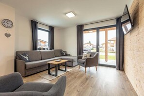 Living area - Chalet 17 with balcony and mountain view (Inzell)