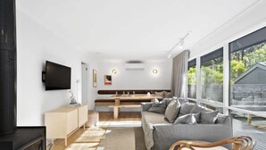 TV, fireplace