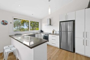 Kjøleskap, mikrobølgeovn, ovn og kokeplater