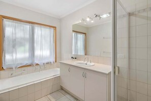 Shower - Bella Haven I Ocean Views (Fairhaven)