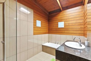 Shower - Fairhaven Oasis I Ocean and Lighthouse Views (Fairhaven)