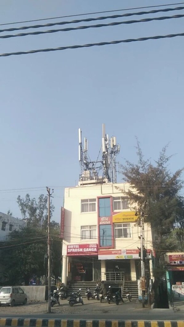 A hotel named "Hotel Sparsh Gang" with a signboard in a local language.