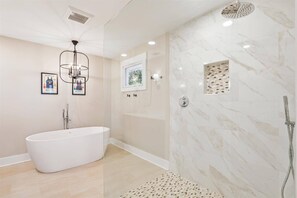 Shower, hair dryer, towels - New on VRBO, beautifully updated home! 5 minute walk to the beach! (Hilton Head Island)