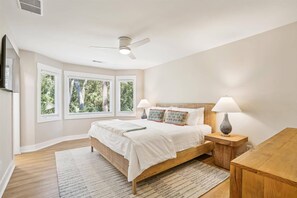 4 slaapkamers, een strijkplank/strijkijzer, gratis wifi, beddengoed