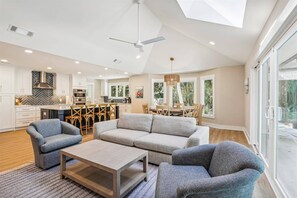 Smart TV, books - New on VRBO, beautifully updated home! 5 minute walk to the beach! (Hilton Head Island)