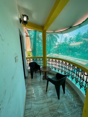 Terrace/patio - Yellow Haven 4BR Villa in Goa by Homeyhuts (Anjuna)