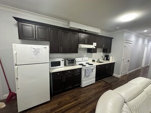 Fridge, microwave, oven, stovetop - Beautiful 2-bedroom house with WiFi in Vancouver (Vancouver)