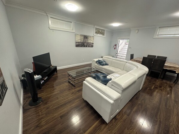 Smart TV - Beautiful 2-bedroom house with WiFi in Vancouver (Vancouver)