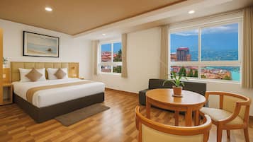 Caja de seguridad en la habitación y espacio para trabajar con laptop