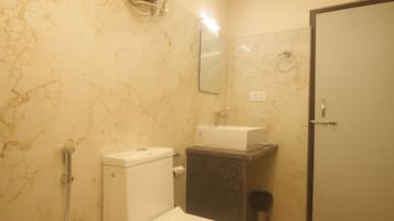 Quarto casal superior, vista para a montanha | Banheiro | Chinelos