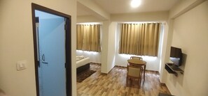 In-room safe, soundproofing, iron/ironing board, free WiFi