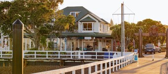 Spacious & stylish Russell apartment - close to beach, shops & dining